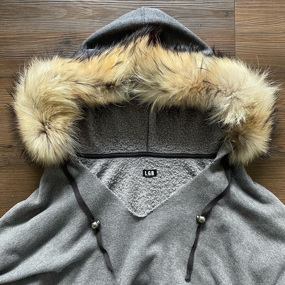 (SOLD) L.G.B (Le Grand Bleu) Raccon Fur Poncho - Picture 2 of 6